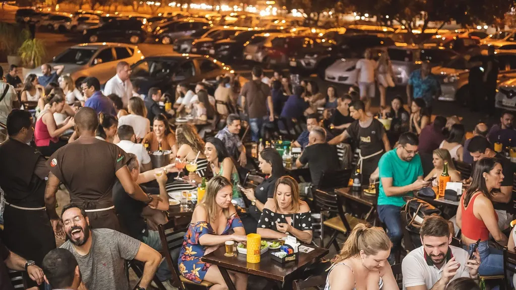 Mesas cheias na noite do Abençoado Sudoeste